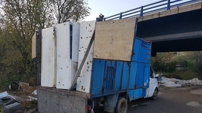 La Policía de Móstoles impide un vertido de 18 frigoríficos al río Guadarrama