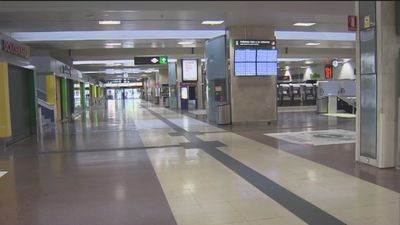 Cierre de tiendas arruinadas en Chamartín por falta de pasajeros y el pago de un elevado alquiler a Adif