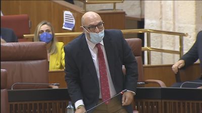 El portavoz de Vox abandona el Parlamento andaluz: "A la porra, a tomar..."