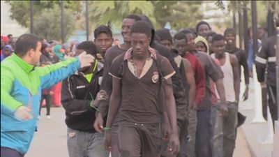 Interior traslada a otros 200 migrantes y manda 'antidisturbios' a Canarias