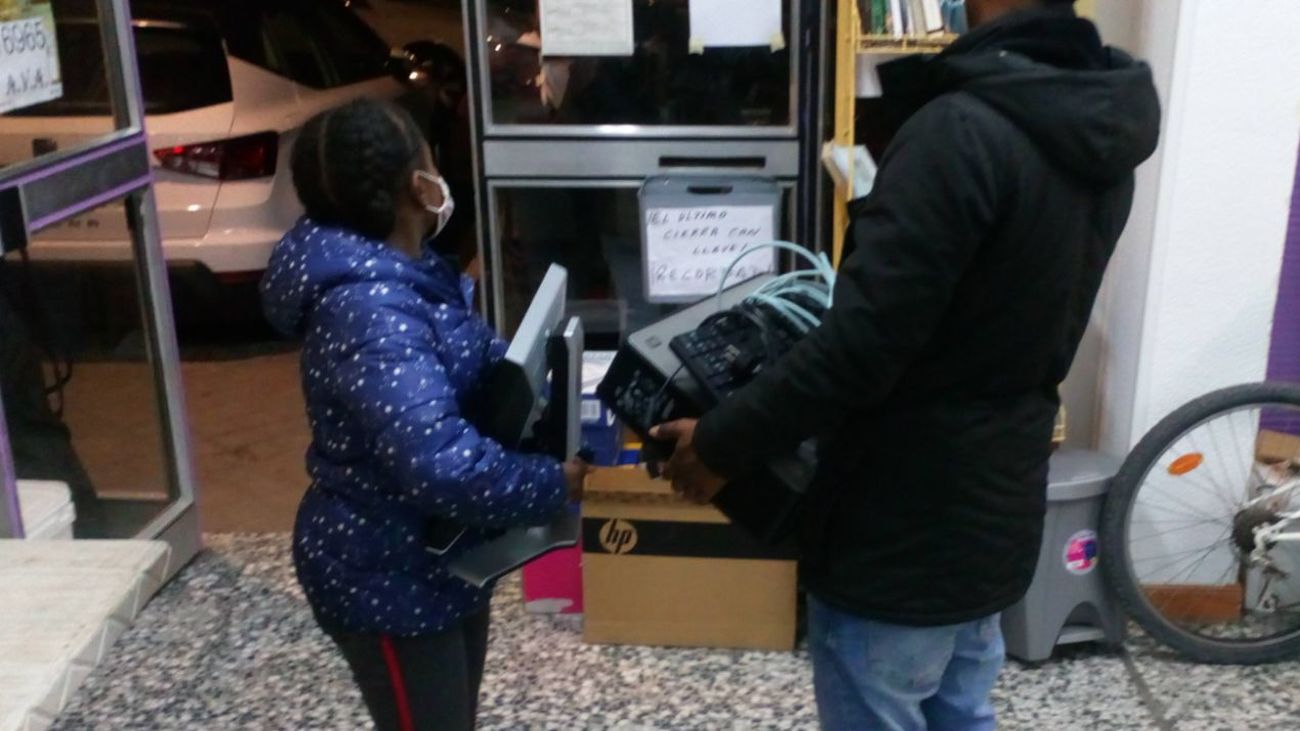 Entrega de equipos informáticos en la sede vecinal de Aluche