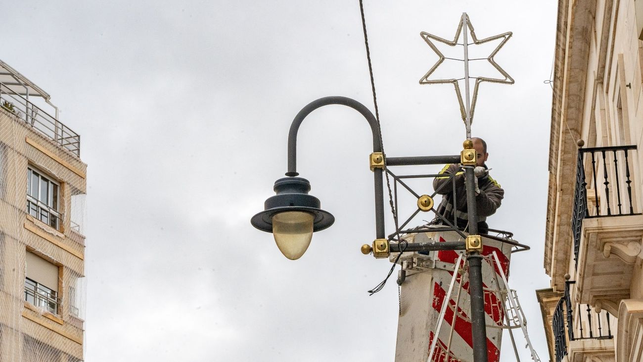 Operario instalando luces de Navidad