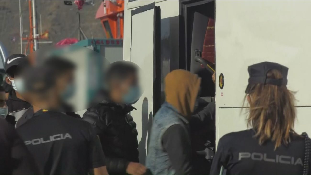 El muelle de Arguineguín reúne a 860 inmigrantes tras los traslados de inmigrantes a centros de la isla