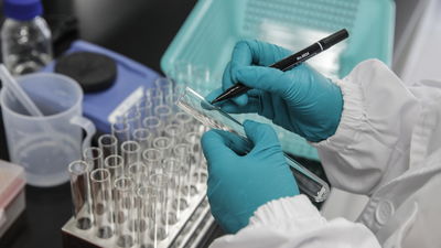 López Acuña: "En situaciones de pandemia la ley permite una vacunación obligatoria"