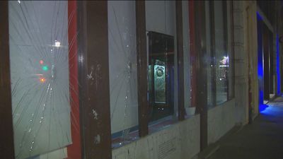 Vandalismo, barricadas y destrozos tras una concentración antifascista en La Latina con diez detenidos