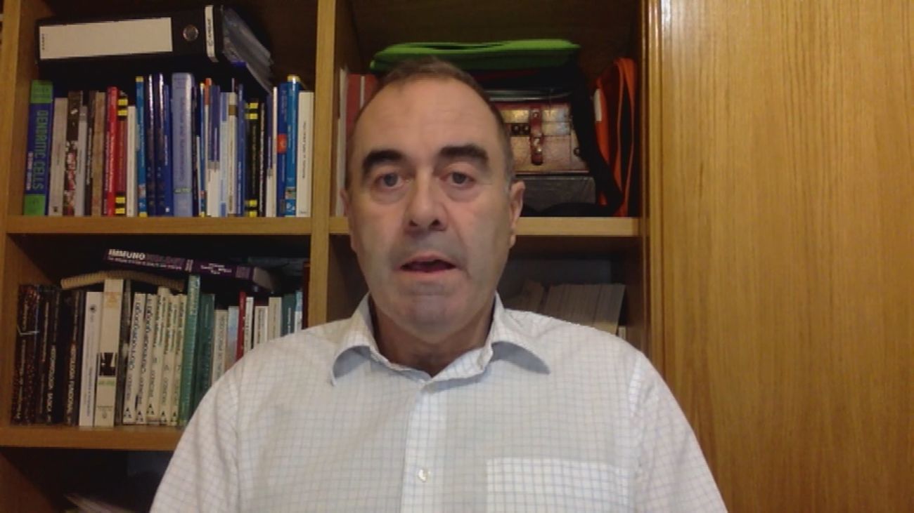 Marcos López de Hoyos, Presidente de la Sociedad Española de Inmunología: "Los anticuerpos no desaparecen rápidamente"