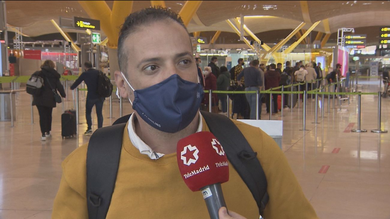 Los pasajeros de países de riesgo que entren en Barajas este lunes deberán llevar una PCR negativa