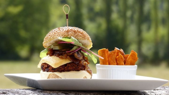 Un restaurante de Malasaña regala 500 hamburguesas veganas