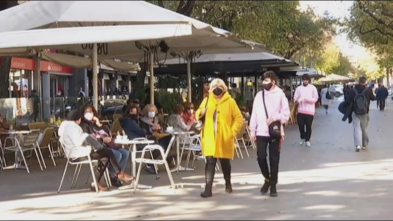 Cataluña abre la hostelería y Andalucía suaviza los horarios en bares y jugueterías