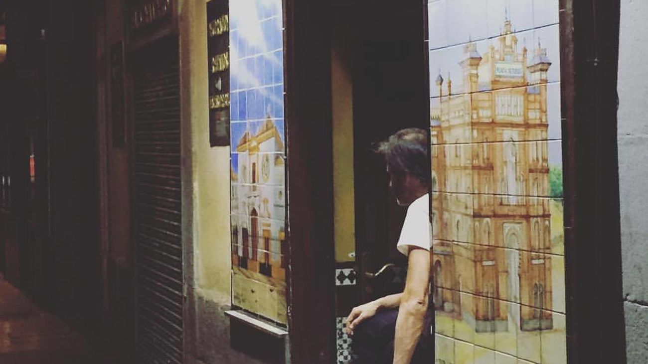 Imagen de los azulejos ya desaparecidos del bar El Burladero, en la calle Echegaray 19