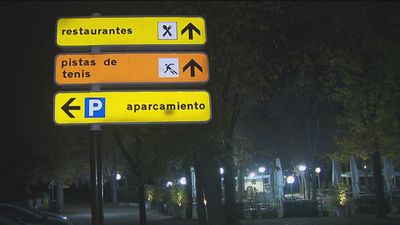 Tres jóvenes atacan y hieren a una mujer en la Casa de Campo para robarle el móvil y un collar