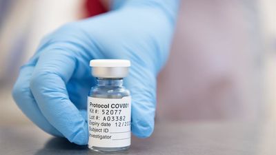 AstraZeneca avisa a la UE de retrasos en la entrega de las dosis de las vacunas