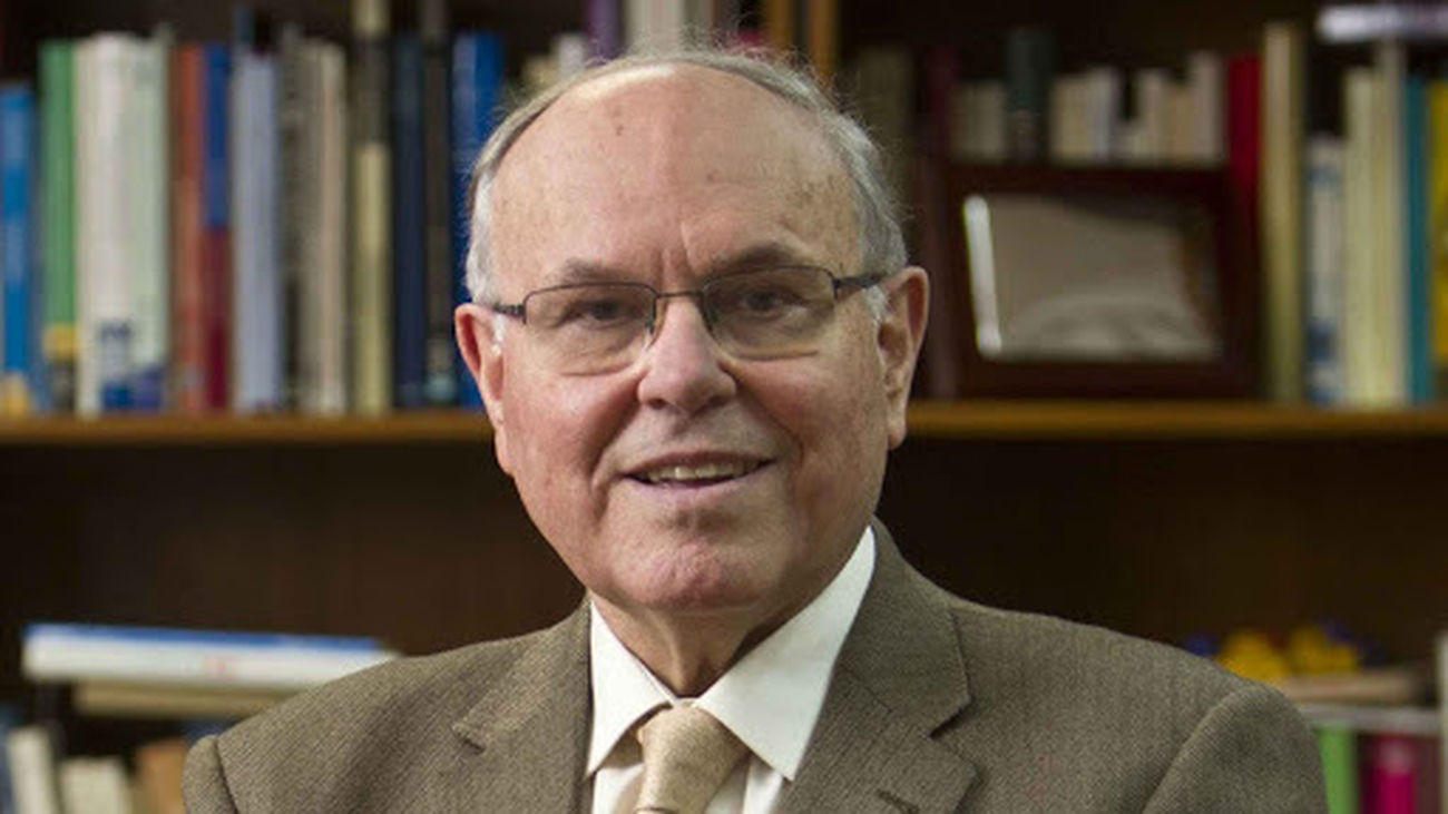 César Nombela, catedrático de Microbiología : “Las medidas que hay deberían aplicarse con rigor para evitar una cuarta ola”