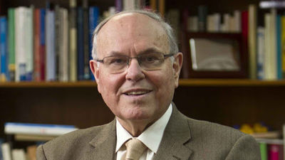 César Nombela, catedrático de Microbiología : “Las medidas que hay deberían aplicarse con rigor para evitar una cuarta ola”