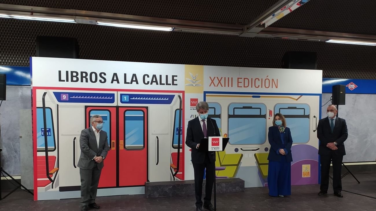 Hasta 7.200 láminas para leer en el metro y en el bus de Madrid con 'Libros a la calle'