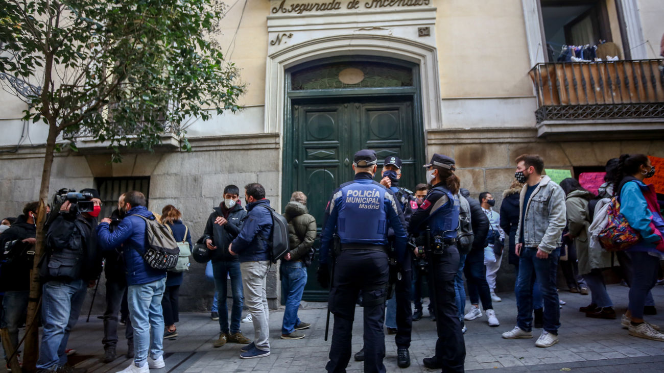 Los vecinos de la calle Luna 32 ganan tiempo antes de su desalojo definitivo