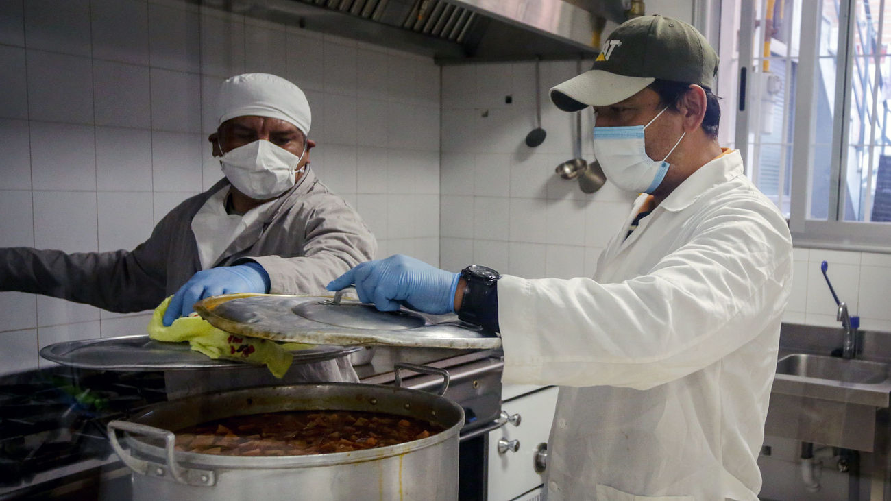Las colas del hambre en Puente de Vallecas: "Detrás de cada historia hay un drama, pero también esperanza"