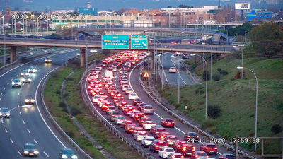 Cinco kilómetros de atasco en la M-40 por el vuelco de un camión
