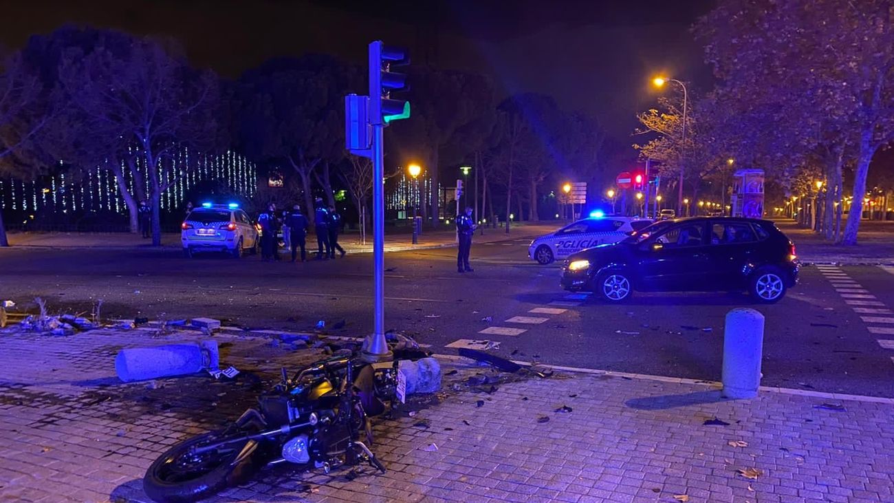 Un motorista está en estado grave tras chocar contra un coche en los arcos de La Vaguada