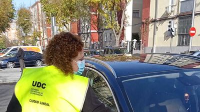 Ciudad Lineal inicia una campaña para quitar la publicidad de prostitución en los coches