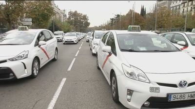 Los taxistas  piden a Almeida en una concentración ayudas para un sector que "agoniza"