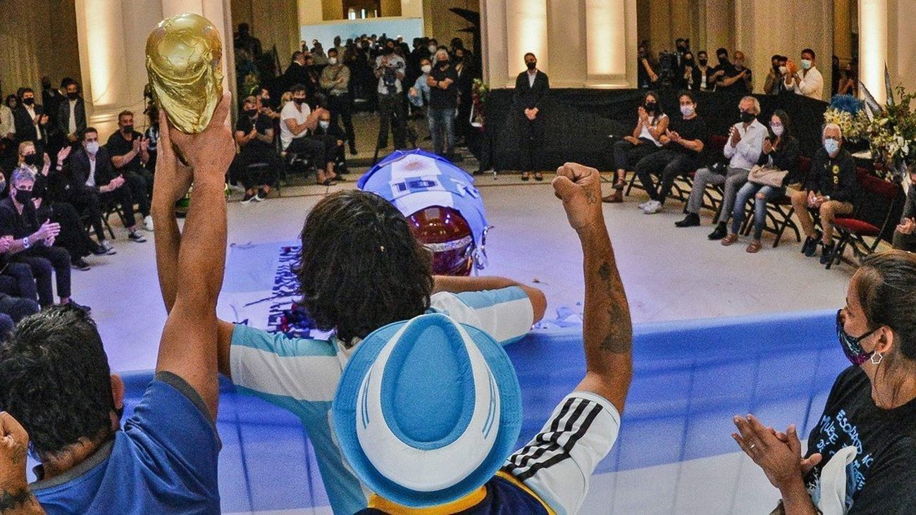 El velatorio de Maradona, la prueba del descomunal amor por el ídolo popular