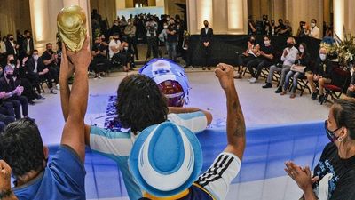 El velatorio de Maradona, la prueba del descomunal amor por el ídolo popular