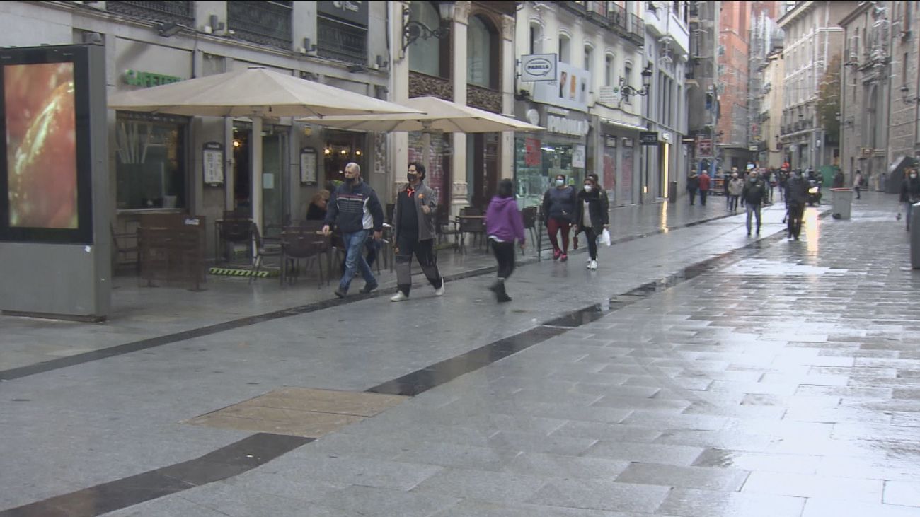 Los comerciantes esperan que el encendido de las luces animen las compras de Navidad