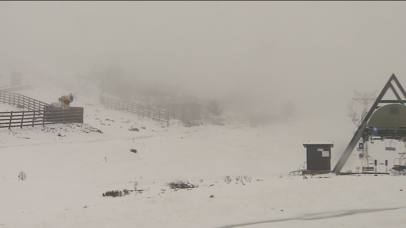 Todo listo en la estación de Valdesquí tras la primera nevada del año