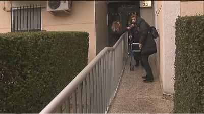 Una mujer mayor no puede salir de su casa por culpa de una rampa empinada y que acaba en escalón