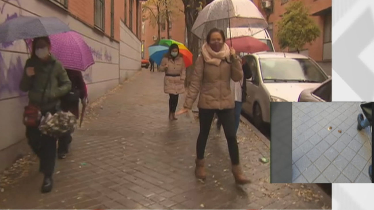 Escolares de Usera tienen que pasar por una calle minada de heces de perro para entrar en su colegio