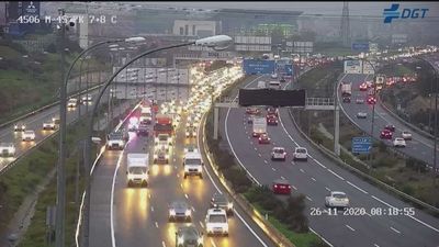 La lluvia y varios accidentes complican la hora punta de este jueves en Madrid