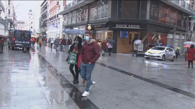 El centro de Madrid se llena de policías para vigilar las aglomeraciones en las compras navideñas
