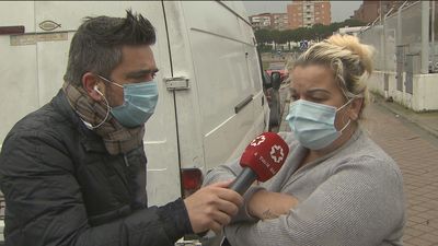 Unos vecinos piden ayuda y otros respiran tras el desahucio múltiple en Alcorcón