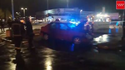 Un coche se estrella contra un poste de una estación de servicio de San Sebastián de los Reyes