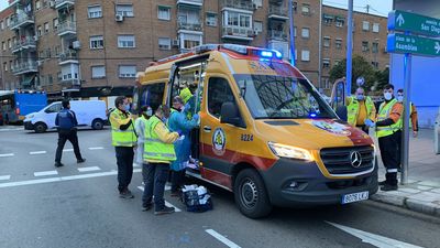 Un hombre herido grave con arma blanca junto a la estación de tren de Entrevías