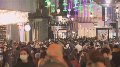 Calles abarrotadas y aglomeraciones en el centro de la capital en plena pandemia