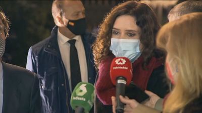 Ayuso agradece a los médicos que "se  hayan jugado la vida para proteger a los demás"