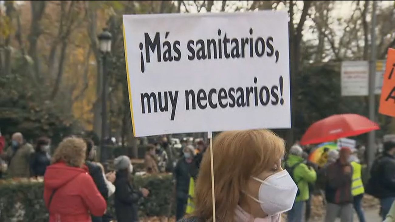 Miles de personas se manifiestan en Madrid en defensa de la sanidad pública