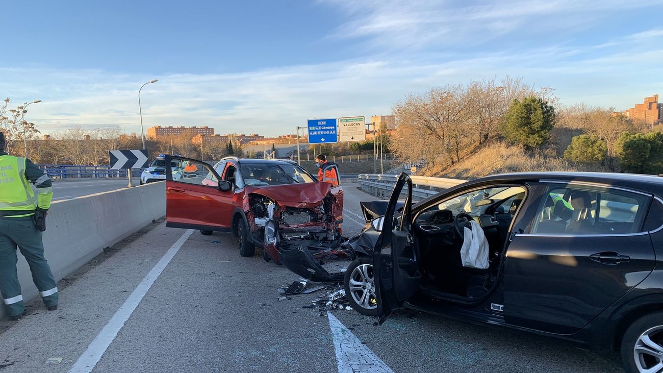 Un conductor kamikaze choca contra otro vehículo en una huida policial