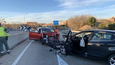 Un conductor kamikaze choca contra otro vehículo en una huida policial