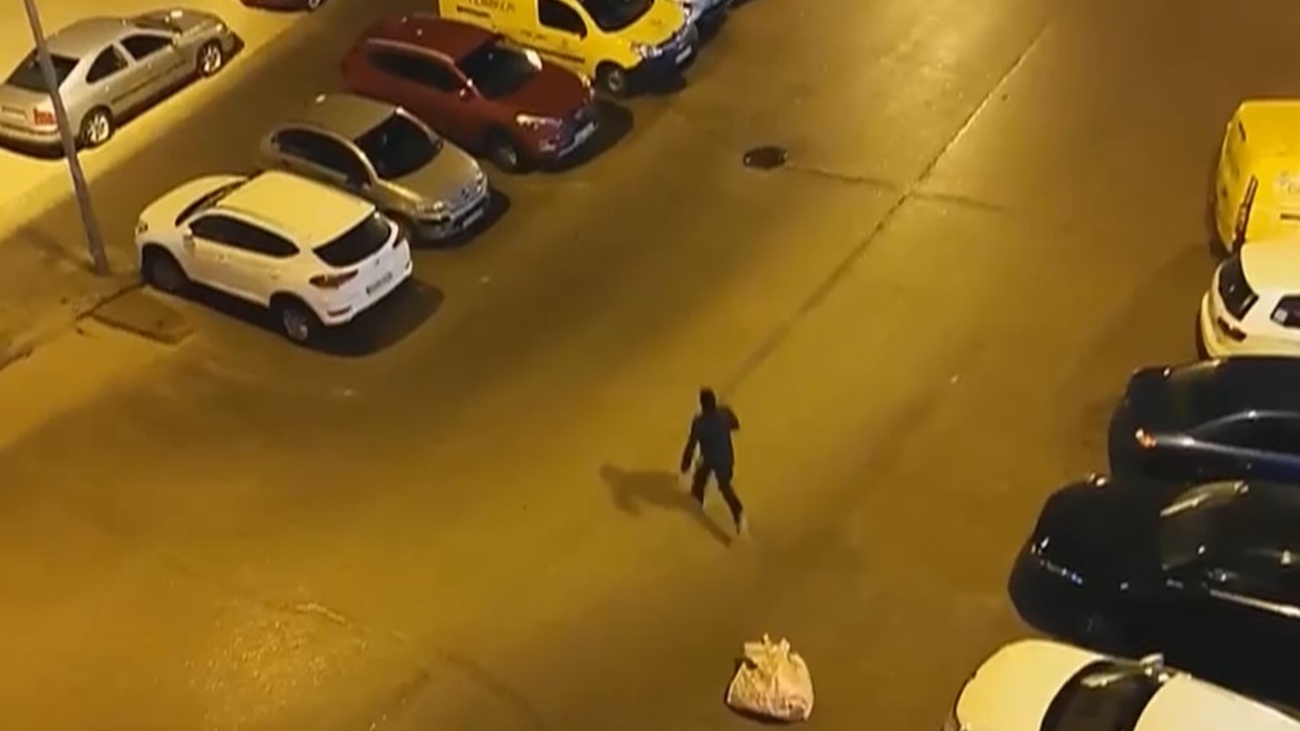 Un policía fuera de servicio se vio obligado a disparar al aire tras encontrarse con un atraco en Coslada