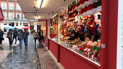 Ilusión con precauciones  en los puestos tradicionales de la Plaza Mayor