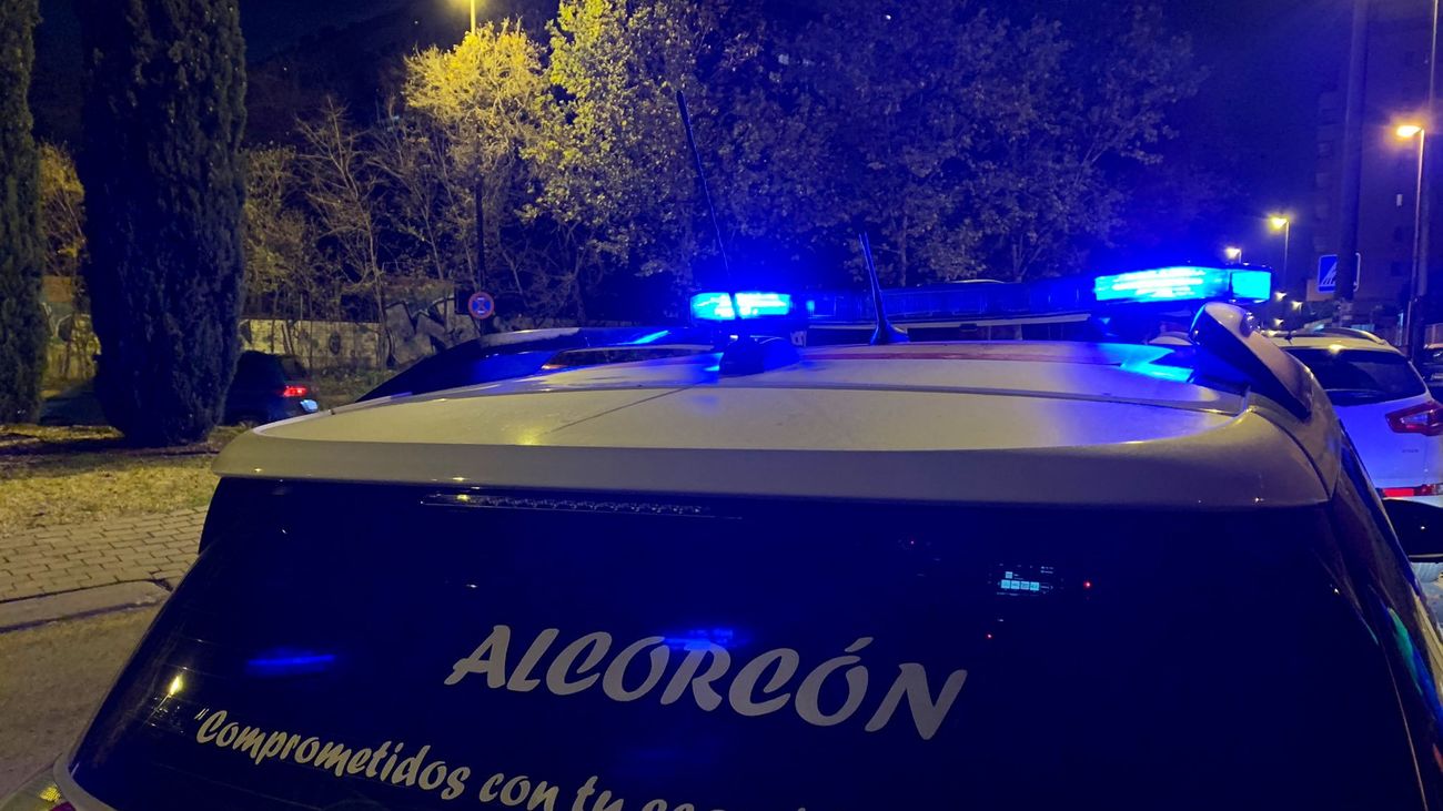 Un coche de Policía Municipal de Alcorcón patrulla por la ciudad