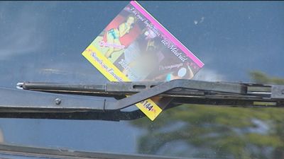 Vecinos de Ciudad Lineal comienzan a retirar la publicidad de prostitución de los vehículos de la zona