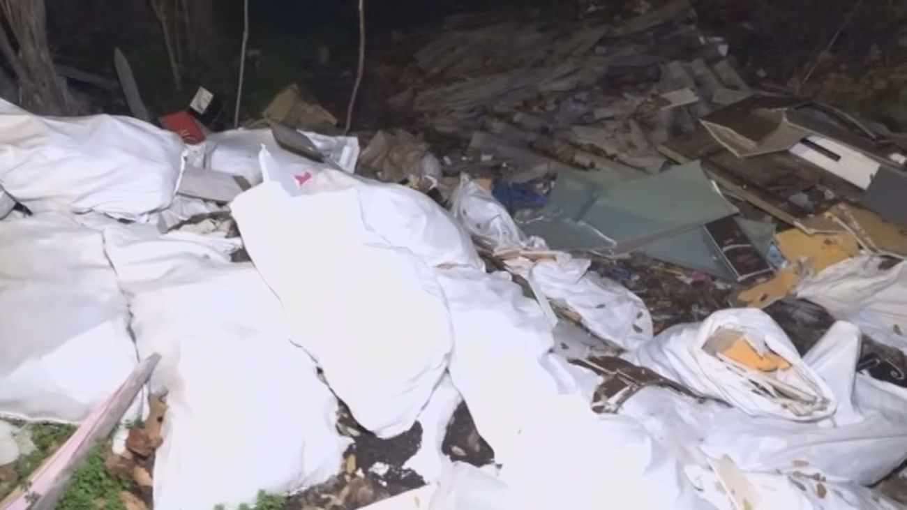 Vecinos de Collado Villalba denuncian el barrizal por el que tienen que llevar a sus hijos al colegio