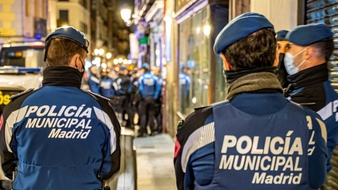 Agentes de la policía municipal de Madrid intervienen en un local nocturno