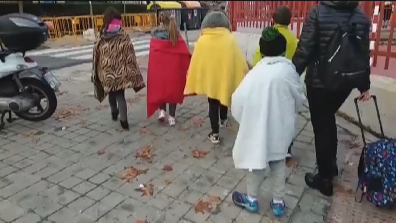 Mantas para soportar el frío en el colegio público Calderón de la Barca
