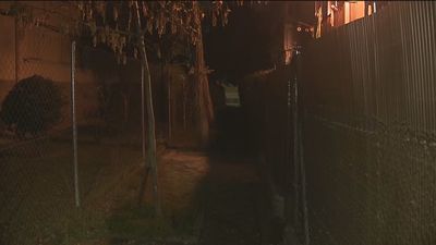 Miedo en la calle Portoalegre de Carabanchel por las agresiones en un callejón sin luz de acceso a las viviendas