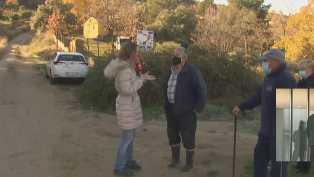 Los vecinos de El Cuadrón recorren más de un kilómetro por el arcén de la M-604 para tirar la basura